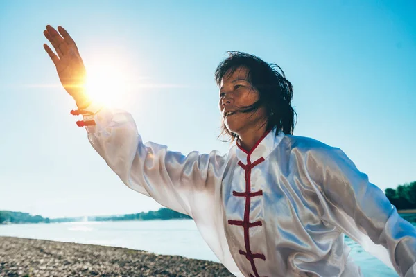 Mulher Realizando Tai Chi Junto Lago — Fotografia de Stock