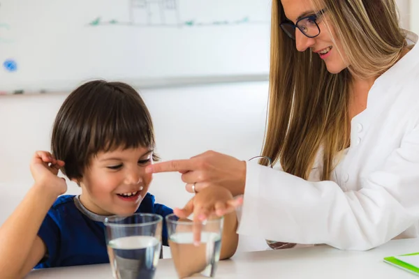 Psicología Infantil Niño Haciendo Pruebas Con Agua Vasos — Foto de Stock