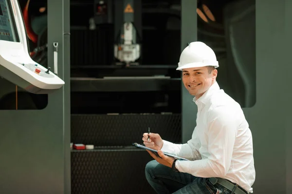 Ingegnere Tecnologico Che Lavora Fabbrica Elenco Controllo Supervisione Dell Azienda — Foto Stock