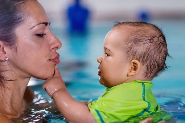 母亲与男婴在游泳池游泳课 — 图库照片