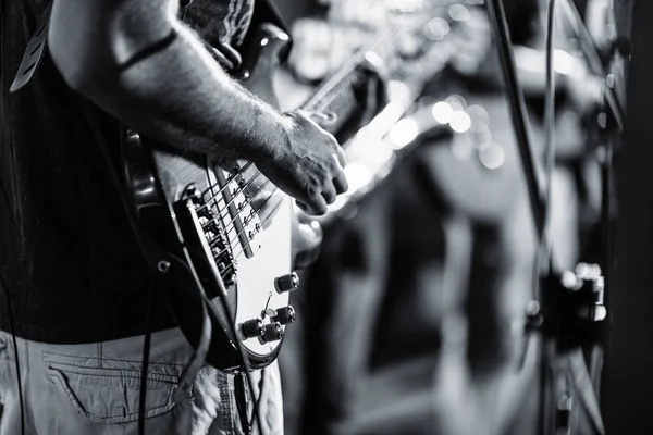 Tocando Guitarra Baja Blanco Negro — Foto de Stock