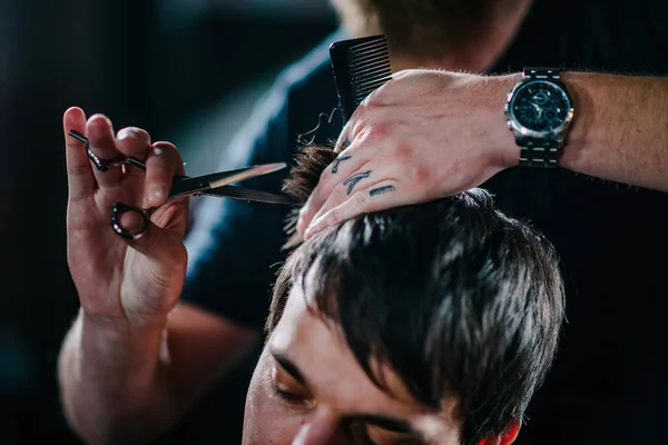 Peinado Para Hombre Barbería Moderna Imagen Tonificada — Foto de Stock