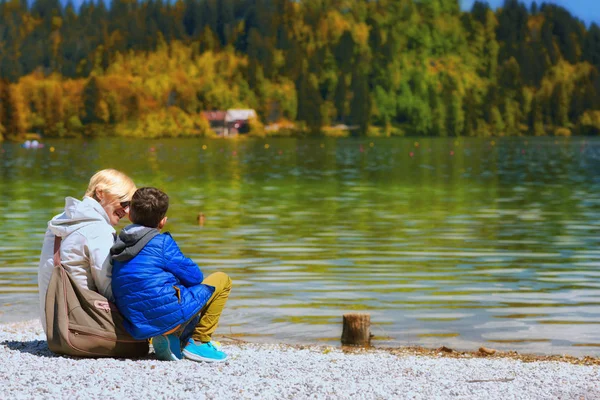 Madre Hijo Descansando Junto Lago Otoño Naturaleza — Foto de Stock