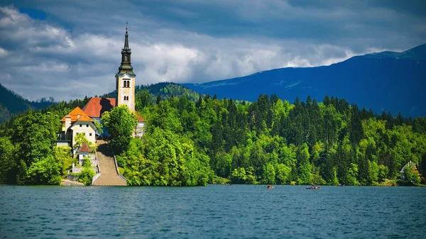 Lago Bled Con Iglesia Montañas Fondo Cielo Nublado —  Fotos de Stock