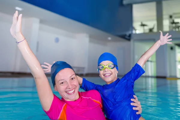 Scuola Nuoto Carino Bambino Divertirsi Con Istruttore Nuoto — Foto Stock