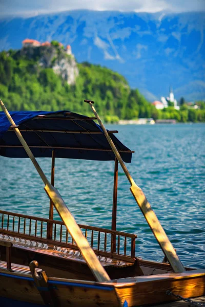 Χαρακτηριστικές Ξύλινες Βάρκες Στα Σλοβενικά Καλούν Pletna Στο Λίμνη Bled — Φωτογραφία Αρχείου