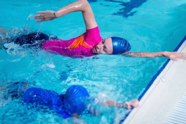 Clase Natación Lindo Niño Aprendiendo Nadar Con Instructor Natación — Foto de Stock