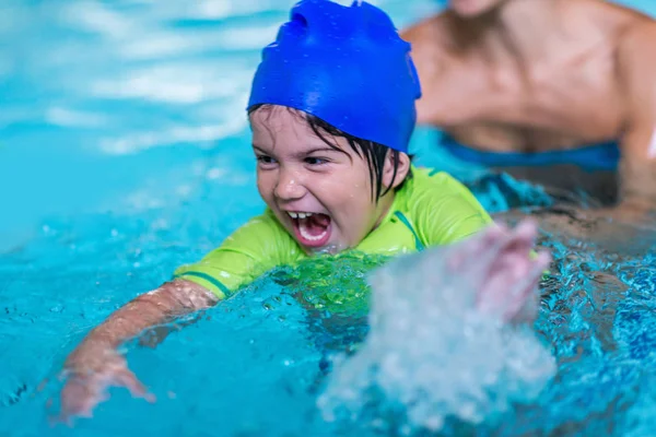 Menino Animado Uma Piscina — Fotografia de Stock