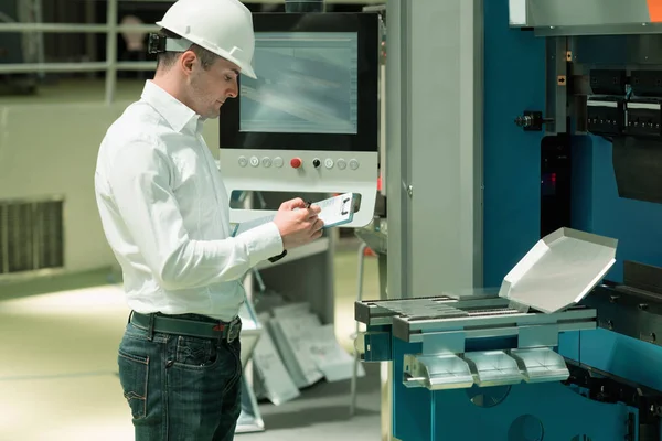 Ingeniero Tecnología Que Trabaja Fábrica Lista Control Explotación Supervisión —  Fotos de Stock