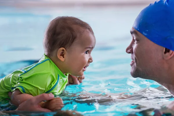 Otec Chlapeček Bazénu Plavání — Stock fotografie