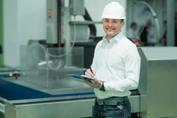 Ingegnere Tecnologico Che Lavora Fabbrica Elenco Controllo Supervisione Dell Azienda — Foto Stock