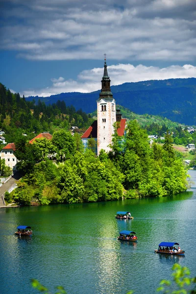 Lago Bled Con Asunción María Iglesia Peregrinación Pequeña Isla Barcos —  Fotos de Stock