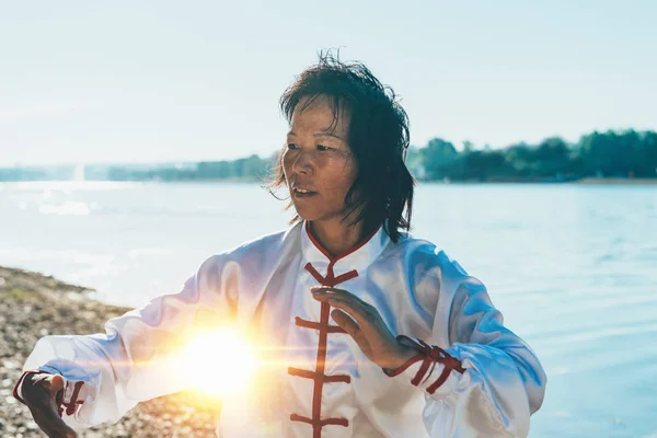 Mulher Realizando Tai Chi Junto Lago — Fotografia de Stock