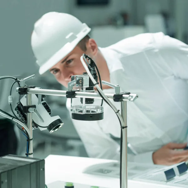 Ingeniero Tecnología Que Trabaja Fábrica Lista Control Explotación Supervisión —  Fotos de Stock