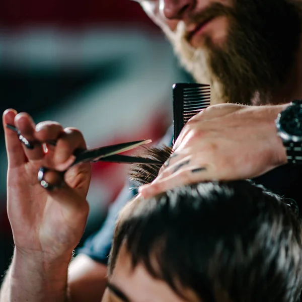 Stylizacja Włosów Dla Człowieka Nowoczesnym Fryzjera Stonowanych Obrazów — Zdjęcie stockowe
