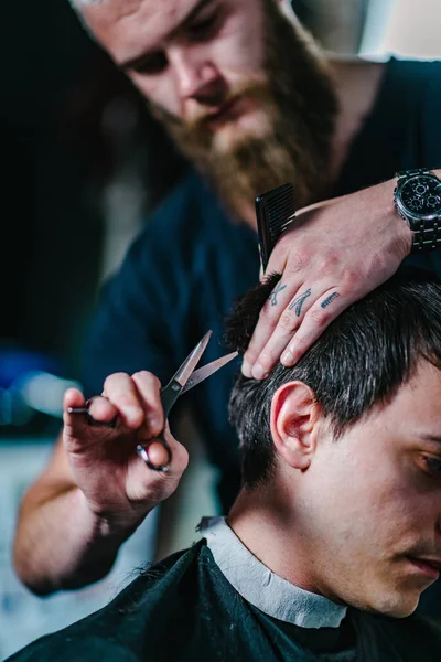 Peinado Para Hombre Barbería Moderna Imagen Tonificada — Foto de Stock