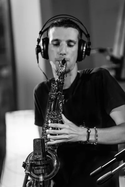 Músico Saxofónico Estudio Grabación Blanco Negro — Foto de Stock