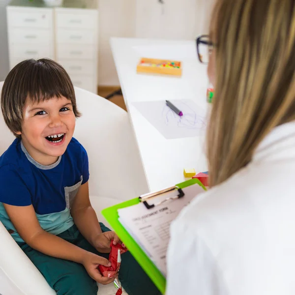 Kind Psychologie Kleine Jongen Gesprek Met Psycholoog — Stockfoto