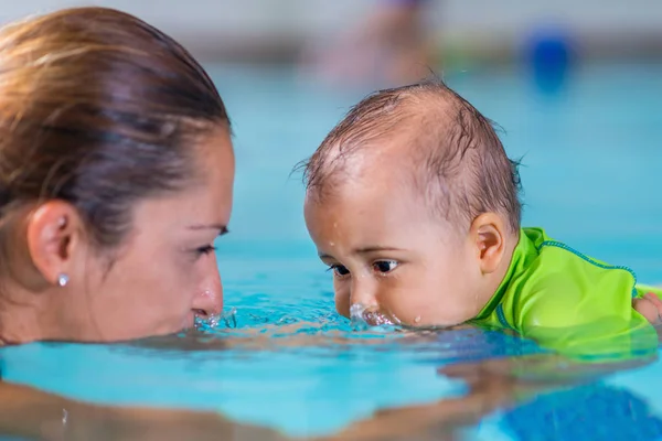 Mother Baby Boy Swimming Pool Swimming Class — Stock Photo, Image