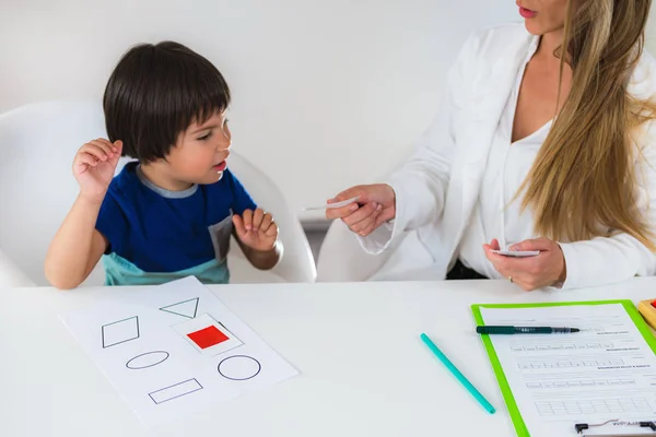 Psicologia Infantile Bambino Che Test Logici Con Carte — Foto Stock