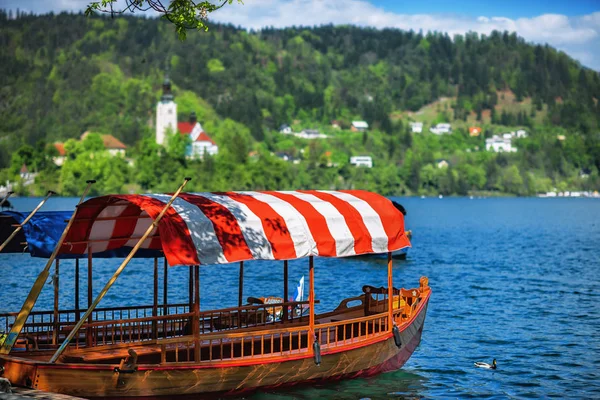 Barcos Típicos Madera Esloveno Llamado Pletna Lago Bled Lago Más — Foto de Stock