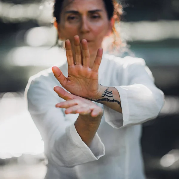 Donna Che Pratica Tai Chi Quan Nel Parco — Foto Stock