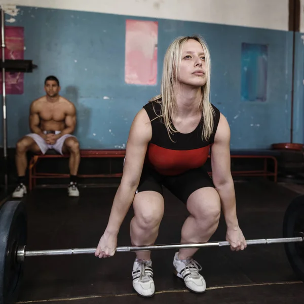 ジムで重量挙げトレーニングの女性 — ストック写真