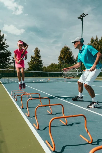 Tennis Instruktör Med Ung Flicka Tennis Träning — Stockfoto