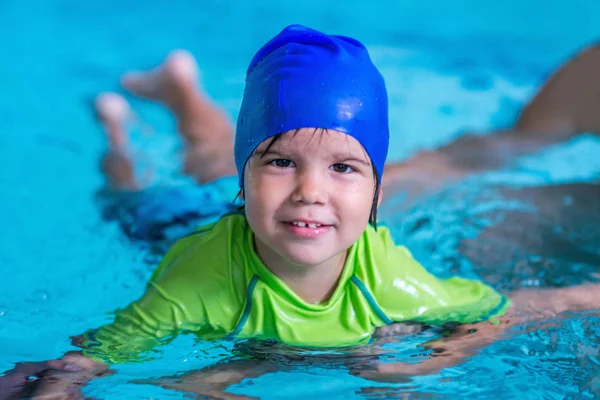 Menino Aprendendo Nadar — Fotografia de Stock