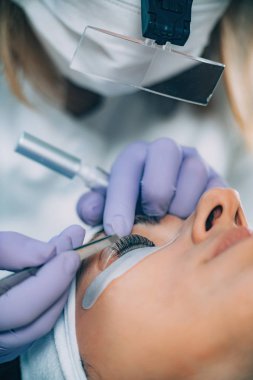 Kozmetolojist Kirpik Kaldırma Yapıyor