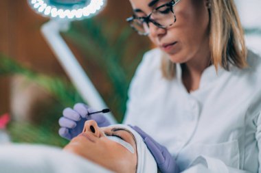 Kozmetolojist Kirpik Kaldırma Yapıyor