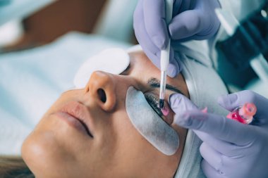 Kaşes Kaldırma İşlemi Sırasında Kirpiklere Pembe Boya Koymak Kozmetolojist. Laminasyon Kirpikleri. 