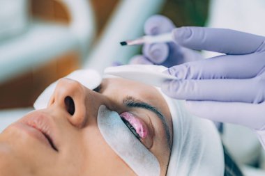 Kaşes Kaldırma İşlemi Sırasında Kirpiklere Pembe Boya Koymak Kozmetolojist. Laminasyon Kirpikleri. 