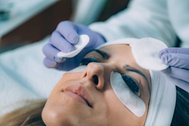 Kaşes Kaldırma İşlemi Sırasında Kirpiklere Siyah Boya Koymak Kozmetolojist. Laminasyon Kirpikleri. 