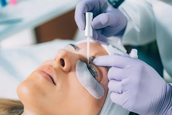 Kosmetikerin Beim Wimpernheben — Stockfoto