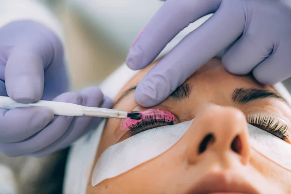 Kosmetolog Sätta Rosa Färg Ögonfransarna Lash Lyft Förfarande Laminering Ögonfransar — Stockfoto