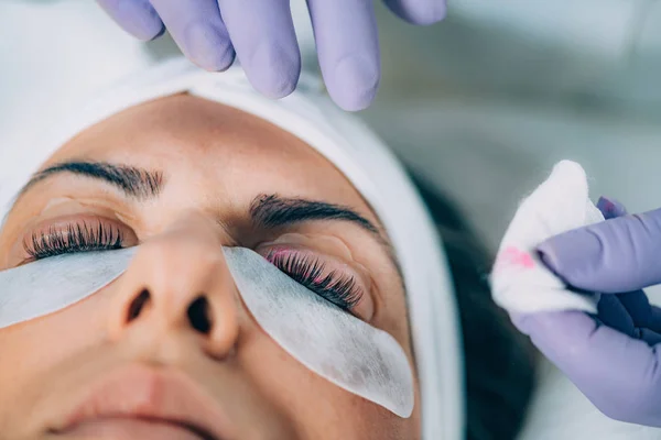 Kosmetikerin Beim Wimpernheben — Stockfoto