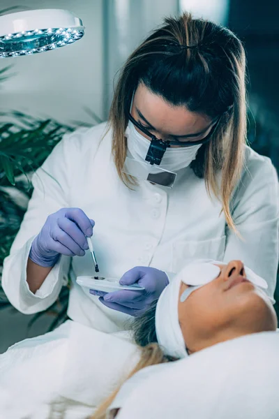 Kosmetikerin Mit Schwarzer Farbe Auf Die Wimpern Während Der Wimpernstraffung — Stockfoto