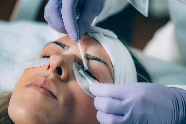 Cosmetologo Pulizia Womans Occhi Dopo Lash Procedura Sollevamento — Foto Stock