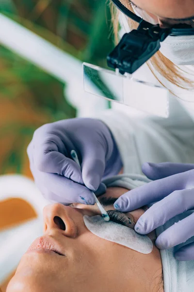 Kosmetikerin Reinigt Frauenaugen Nach Wimpernlifting — Stockfoto