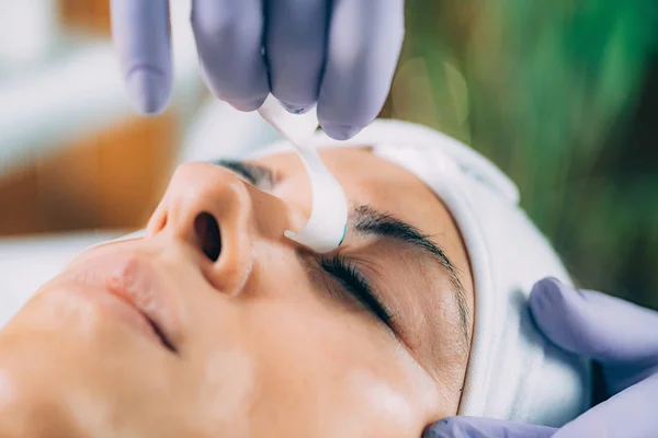 Cosmetologo Pulizia Womans Occhi Dopo Lash Procedura Sollevamento — Foto Stock