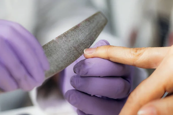 Limpiando Las Uñas Salón Manicura Manicura Uñas — Foto de Stock