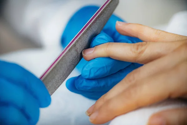 Limpiando Las Uñas Salón Manicura Manicura Uñas — Foto de Stock