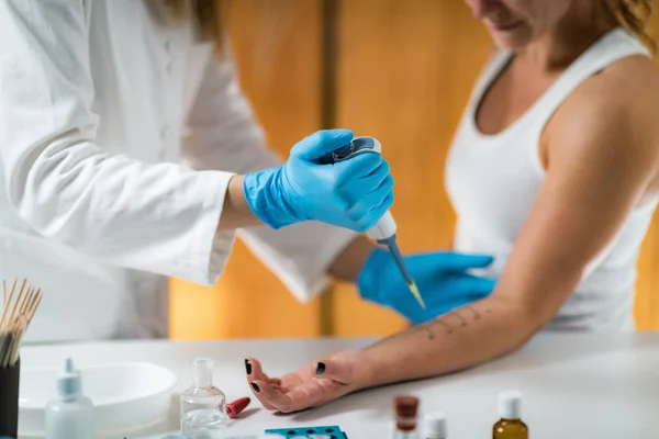 Inmunólogo Probando Reacción Alérgica Brazo Mujer — Foto de Stock