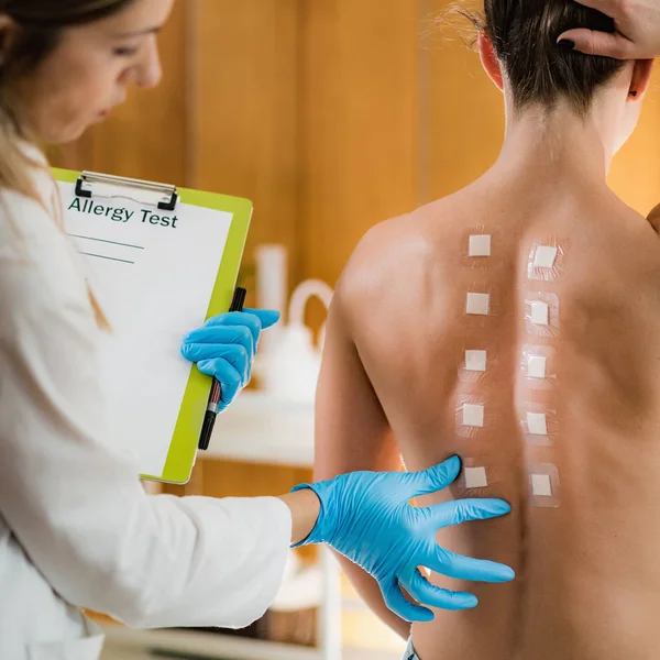 Ανοσολόγος Κάνει Δέρμα Τσίμπημα Αλλεργία Δοκιμή Μια Γυναίν Πίσω — Φωτογραφία Αρχείου