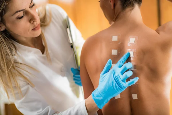 Inmunólogo Haciendo Prueba Alergia Pinchazo Cutáneo Una Espalda Mujer — Foto de Stock