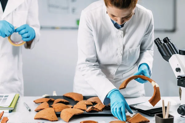 Les Scientifiques Archéologie Reconstruisent Poterie Cassée Laboratoire — Photo