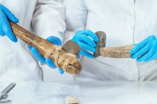 Archeologie Onderzoekers Laboratorium Reconstructies Gebruik Van Oude Tools — Stockfoto