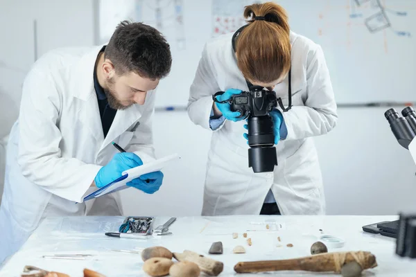 Unga Arkeologi Forskare Dokument Lithics Med Kamera Laboratorium — Stockfoto