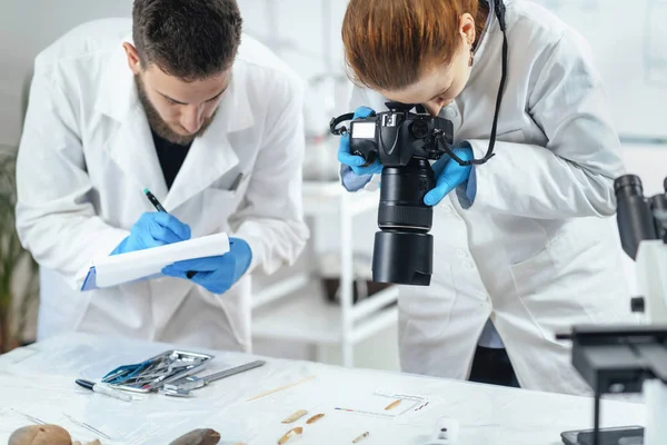 Jonge Archeologie Onderzoekers Documenteren Lithics Met Camera Laboratorium — Stockfoto